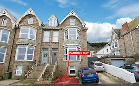 Island Studio With On-Site Parking